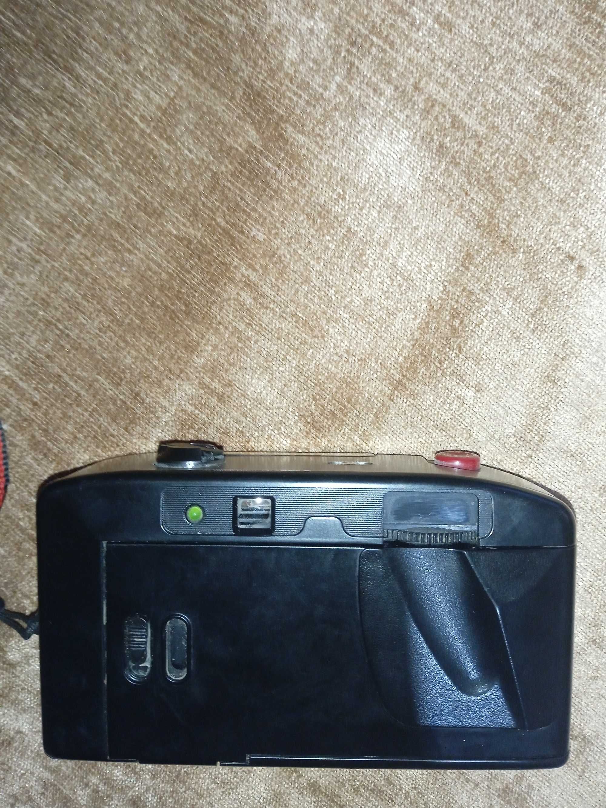 Пленочные фотоаппараты в рабочем состоянии и Polaroid 636 Close Up