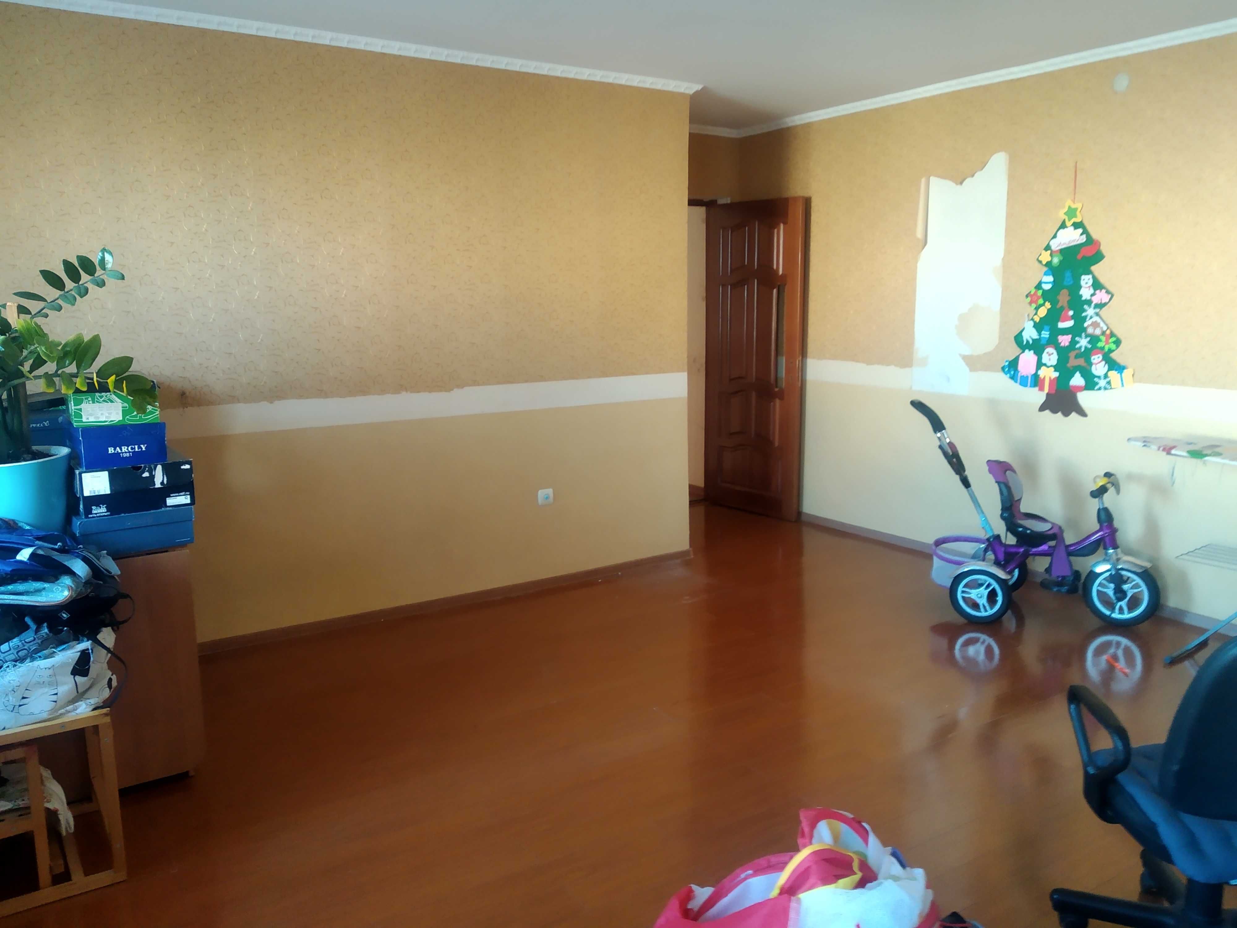 Продам 4-ех комнатную квартиру в районе центрального стадиона