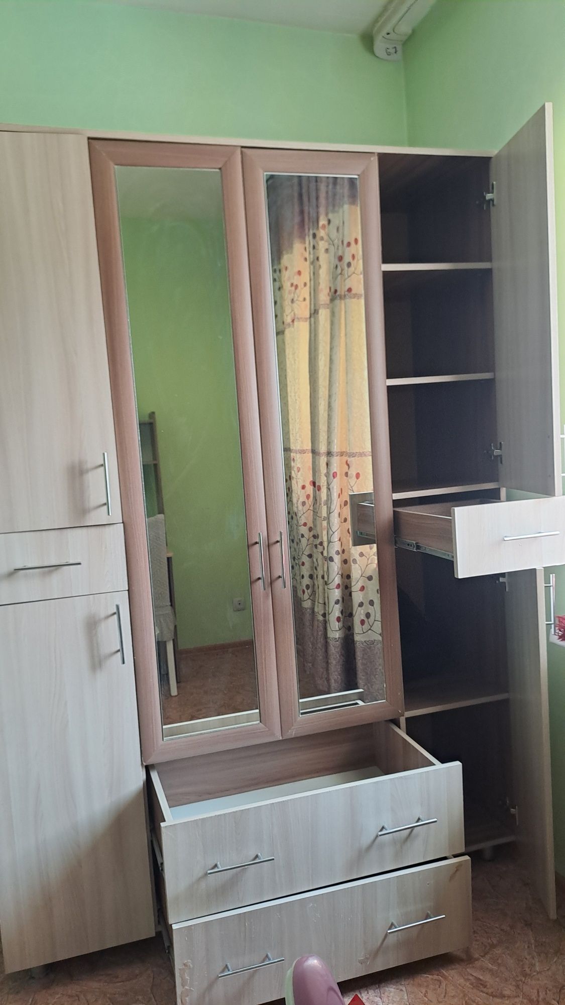 Продам шкаф плательный