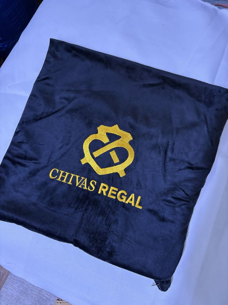 Продам подушки без наполнения , 20 шт. С вышивкой chivas regal
