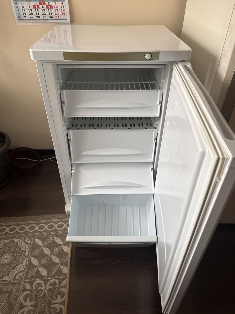 Продам морозильник indesit