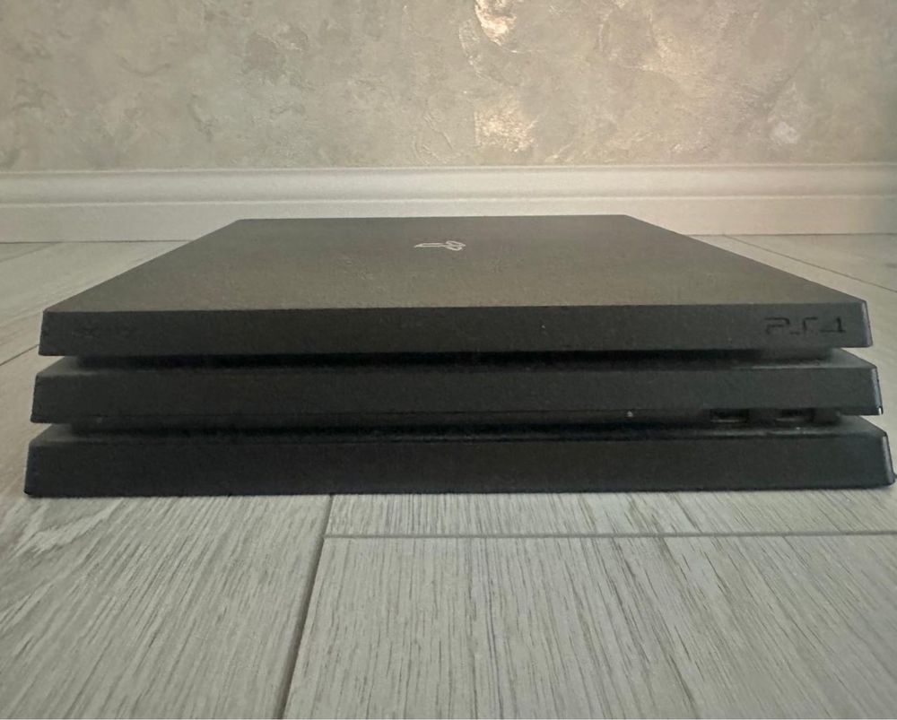 Продам PlayStation 4 Pro 1TB + 1 джойстик + 4 игры