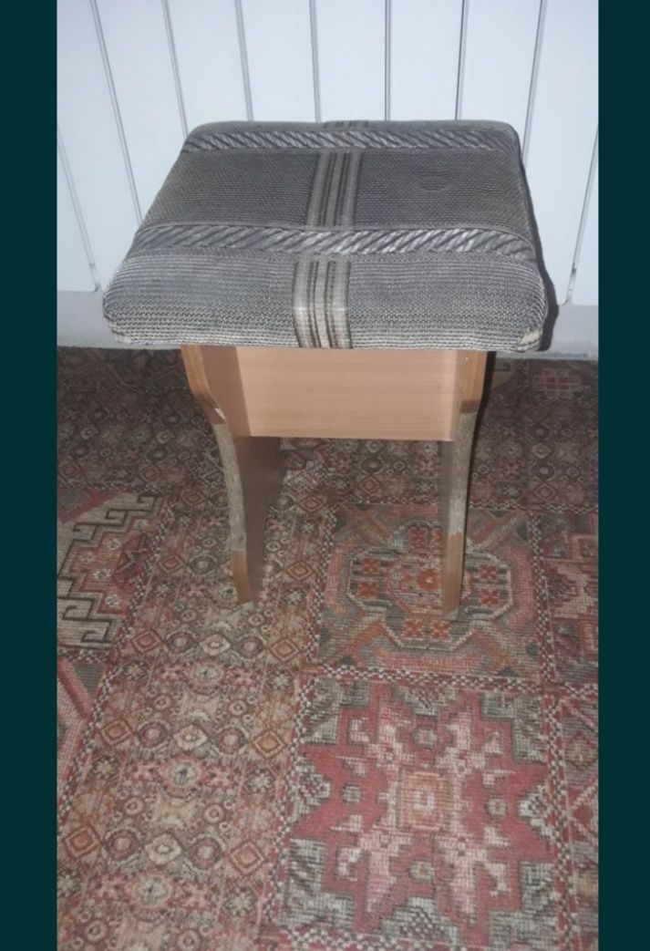 Табуретка 32 см * 32 см ., Высота - 46 см