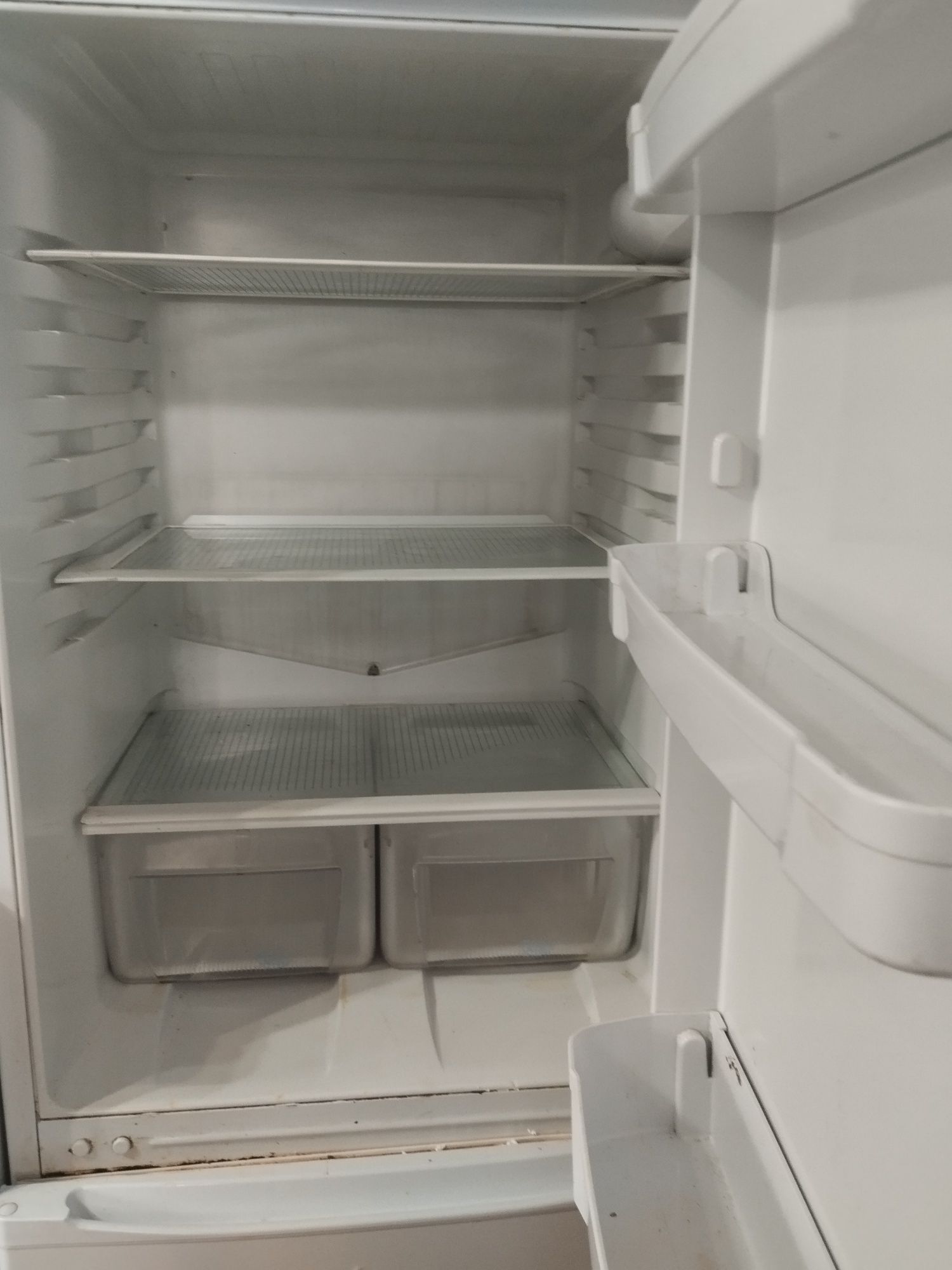 Холодильник indesit