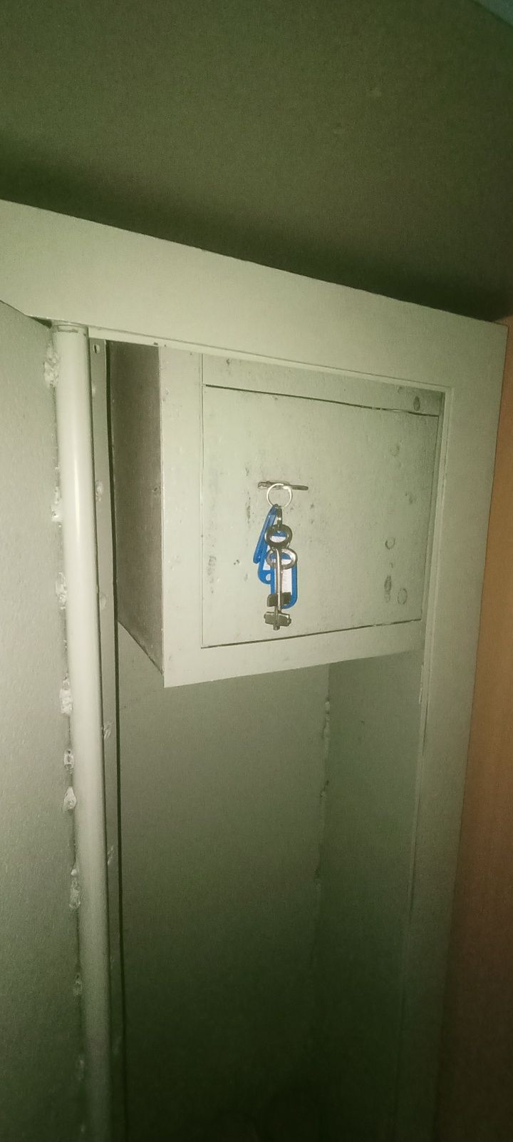 Продам сейф металлический