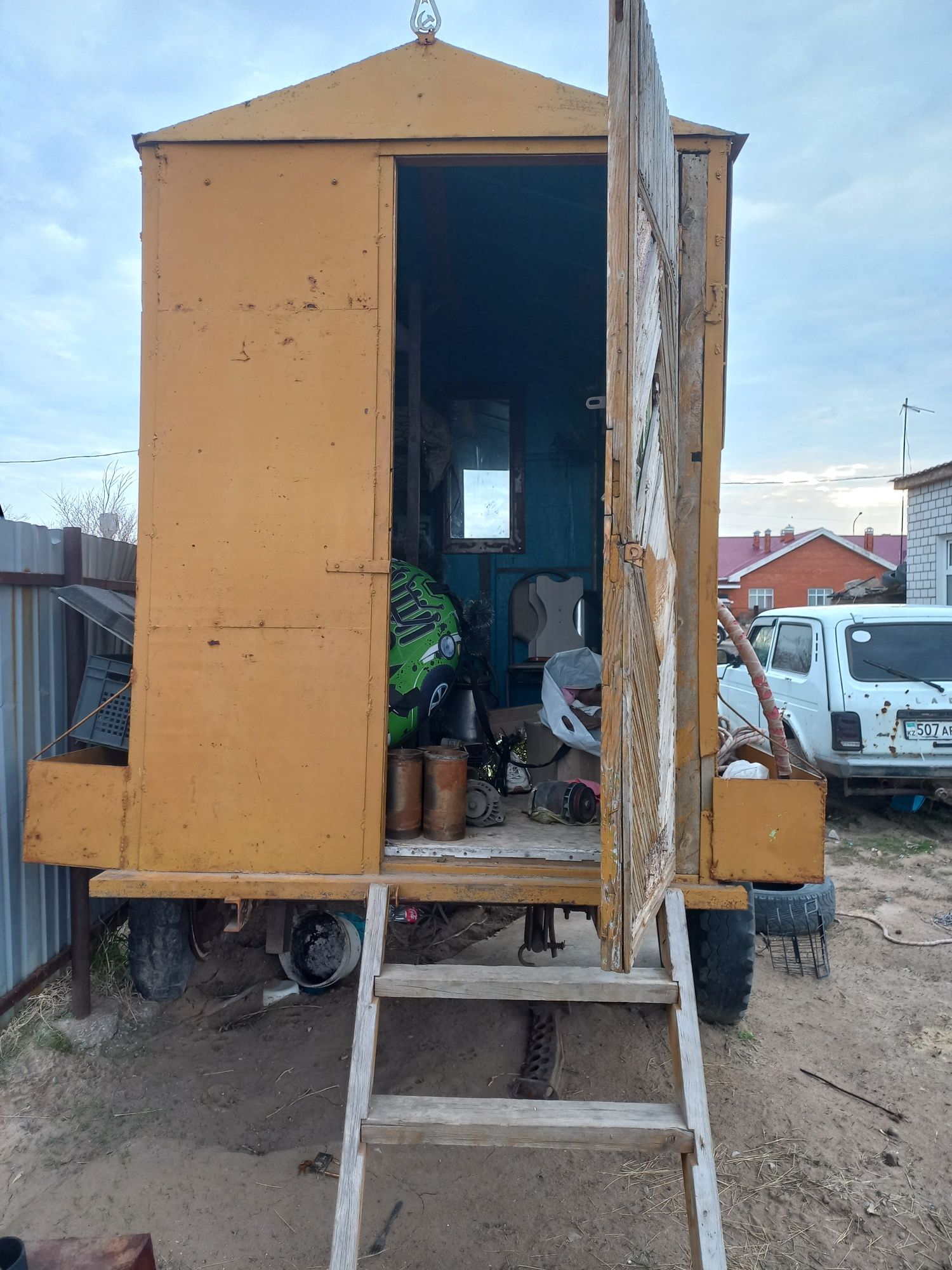 Грузовой прицеп Будка  для рабочих 500000