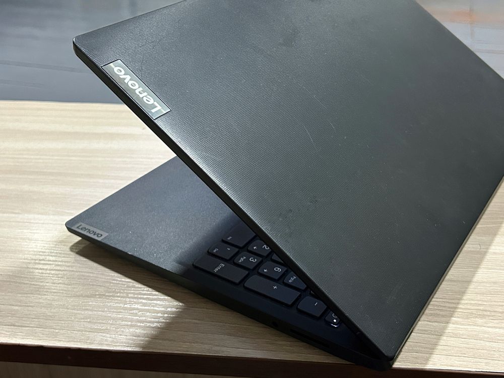 Ноутбук Lenovo SSD в новом состояний в полном комплекте