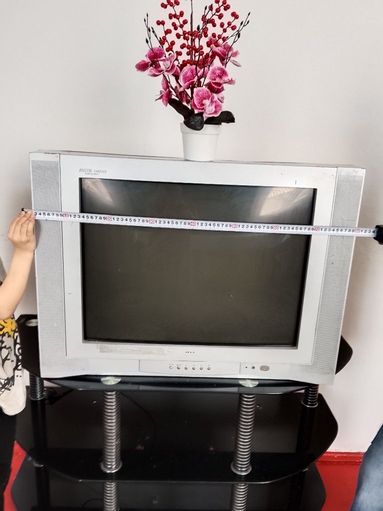 Жаксы істеп тұр,өте үлкен телевизор, патставкасымен бірге 10 000т.