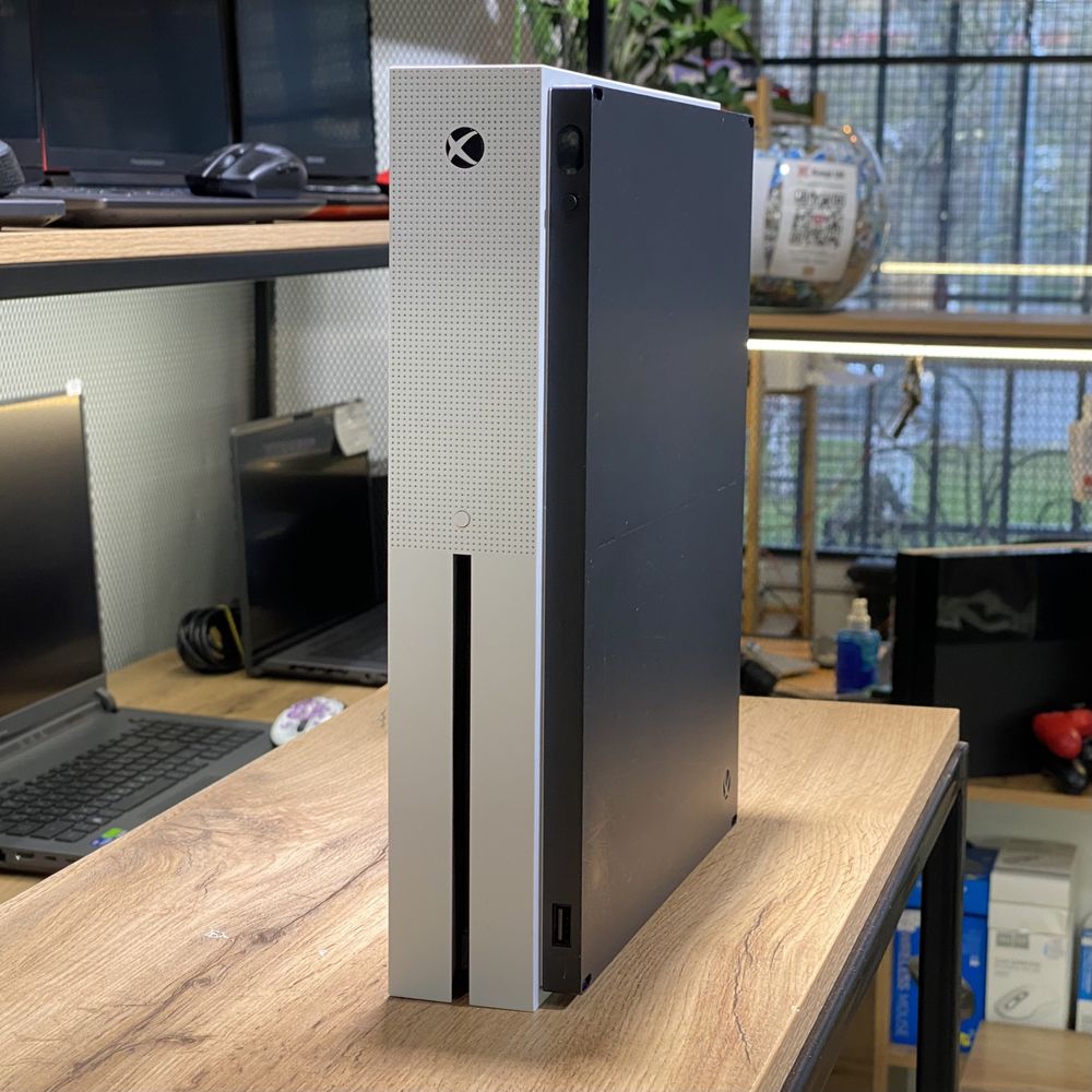 Xbox One S, 1 TB, 2 джойстика, 2 диска, 10098/А10