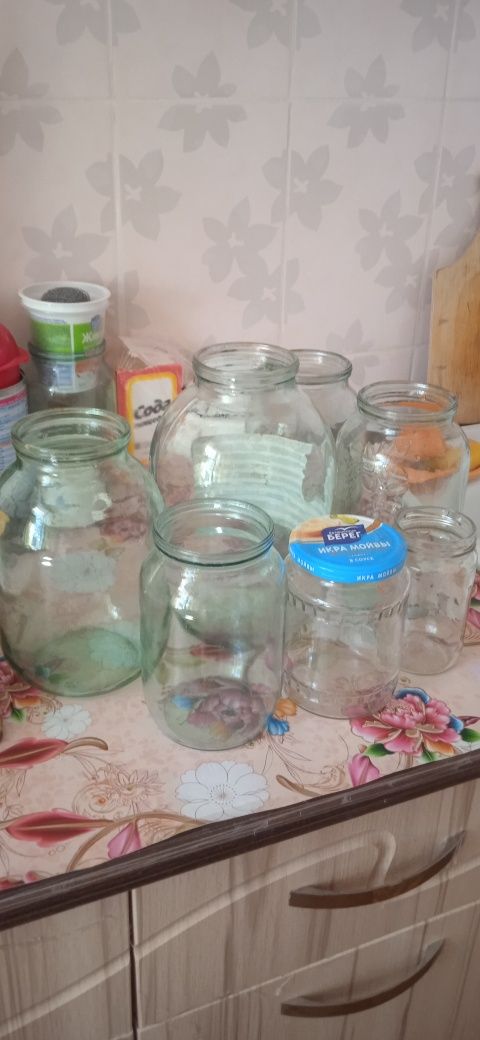 Продам 2х литровые банки,  700гр, 600гр и 0.5л мелкие банки.