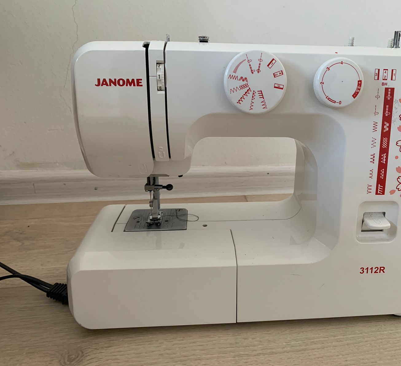 Продам электронную машинку Janome