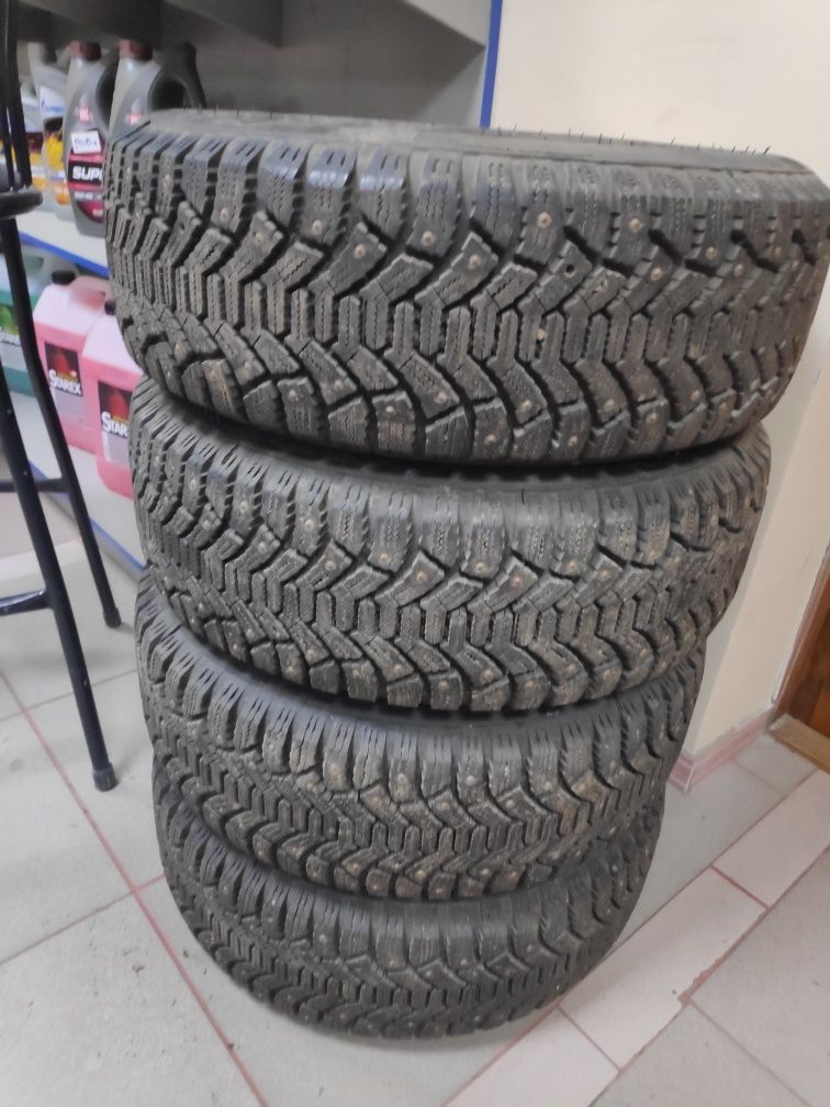 Продам зимние шины  195/60/R15 с железками