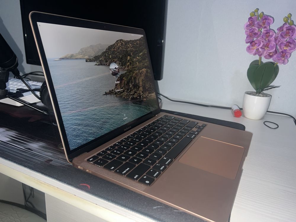 Продаю 13-inch MacBook Air with Apple M1 chip