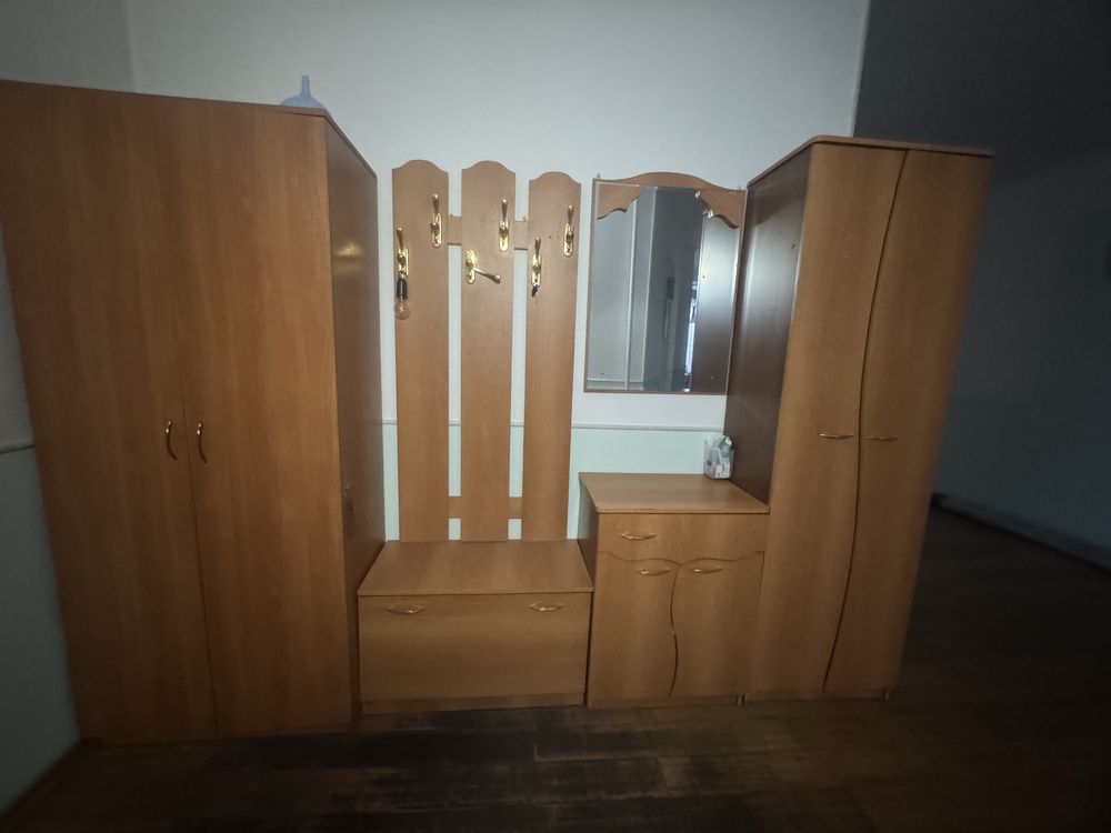 Продам прихожую из дерева в хорошем состоянии