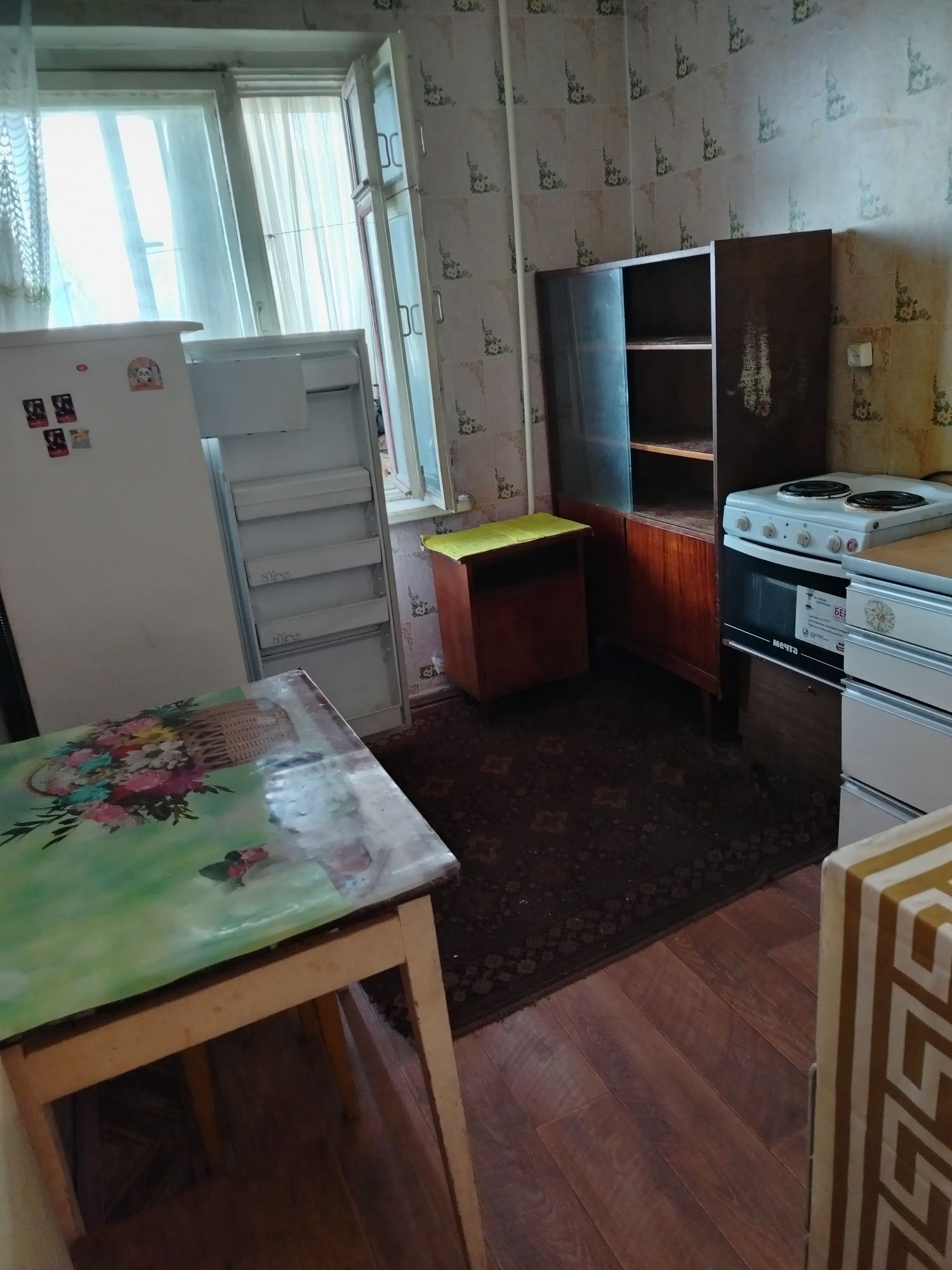 Продам парту школьную также есть стулья и табуретки
