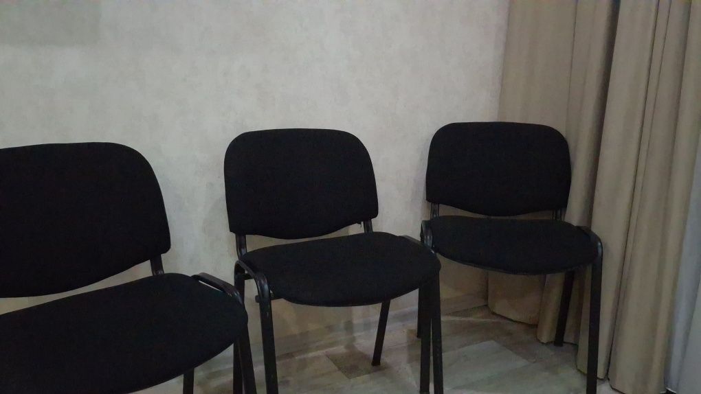 Продам офисные стулья.
