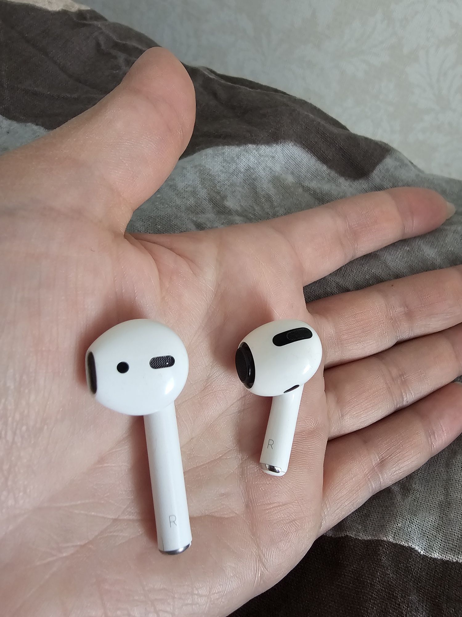 Продам правый наушник apple