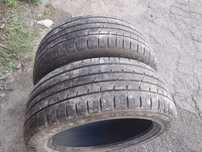 2 шины Dunlop 225 50 R18. На одной шине стоит боковая латка.