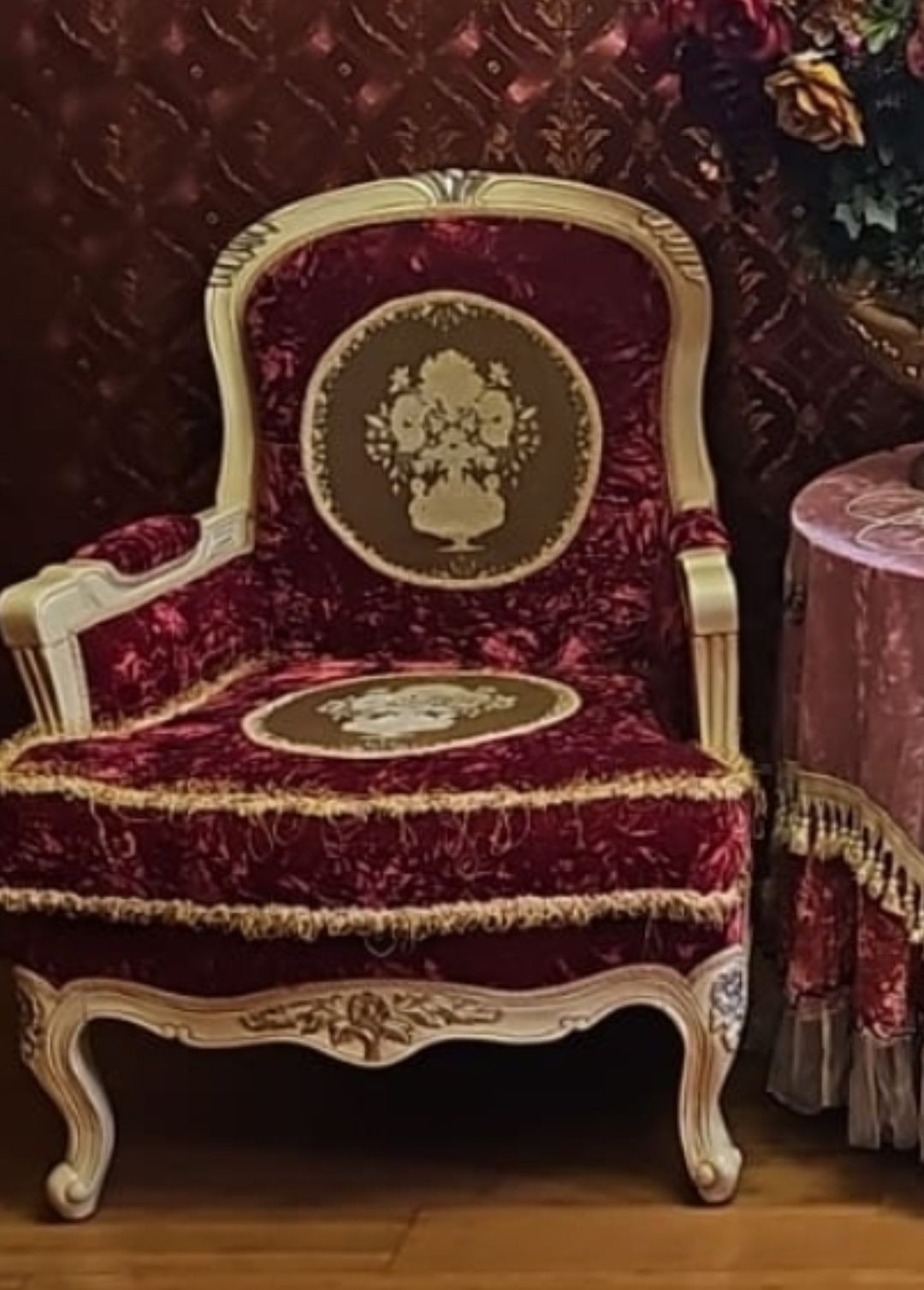 Продам диван царский в хорошом состояние