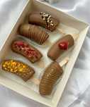 Клубника и банан в шоколаде(сочные,спелые клубники)