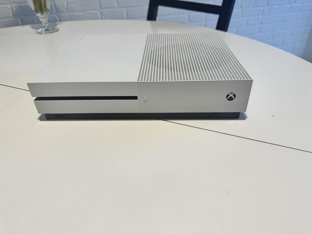 Продажа Xbox One S (500) гигабайтов с двумя джостиками