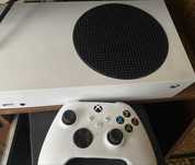 Продам Xbox series s с джойстиком, зарядником для батарей, подпиской