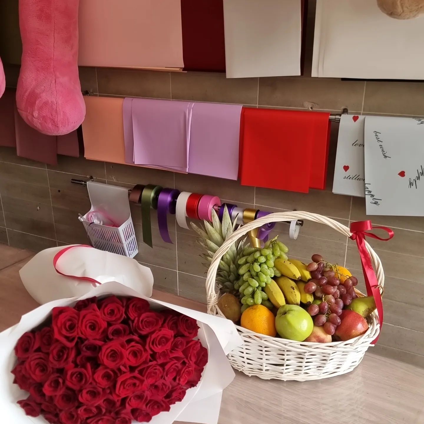Доставка цветов,,фруктовых корзин,клубника в шоколаде, конфеты