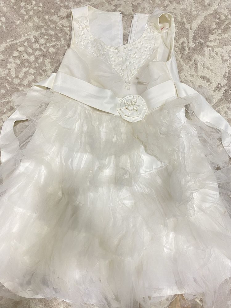 Нарядное платье на 6-8 лет
