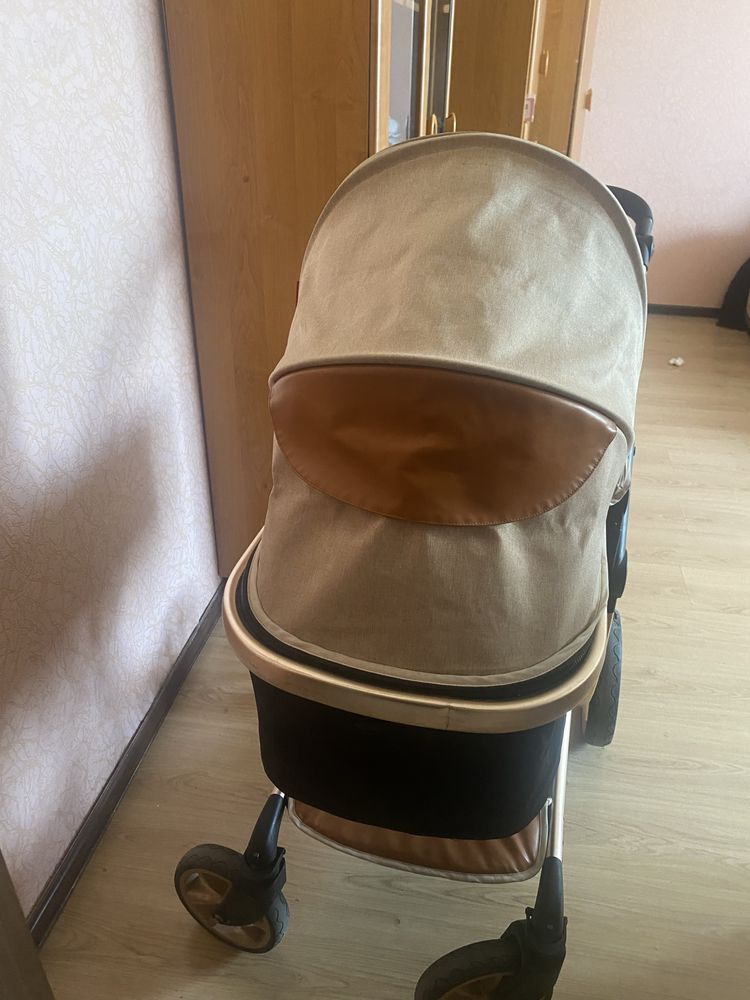 Прогулочная коляска для новорожденных , сидячая , и лежачая в одном.