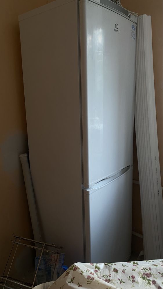 Холодильник indesit