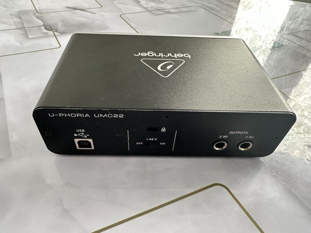 Звуковая карта Behringer umc22
