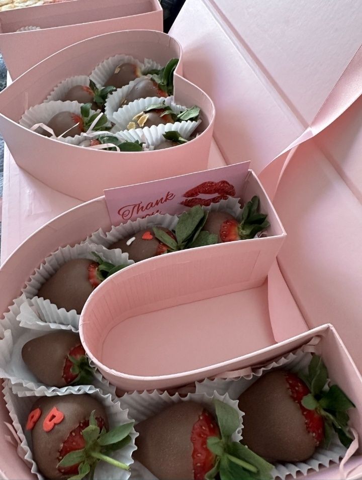 Клубника,финики,банан в шоколаде