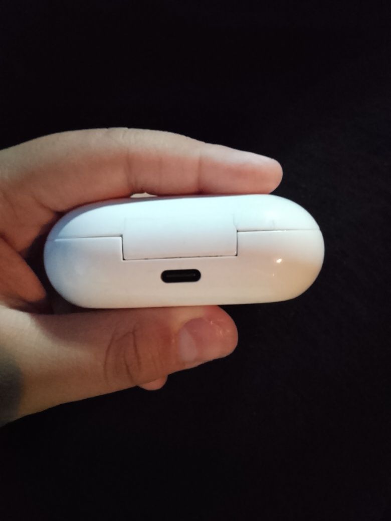 Продам оригинальный кейс от Samsung galaxy buds+[SM-R175]

Без наушник