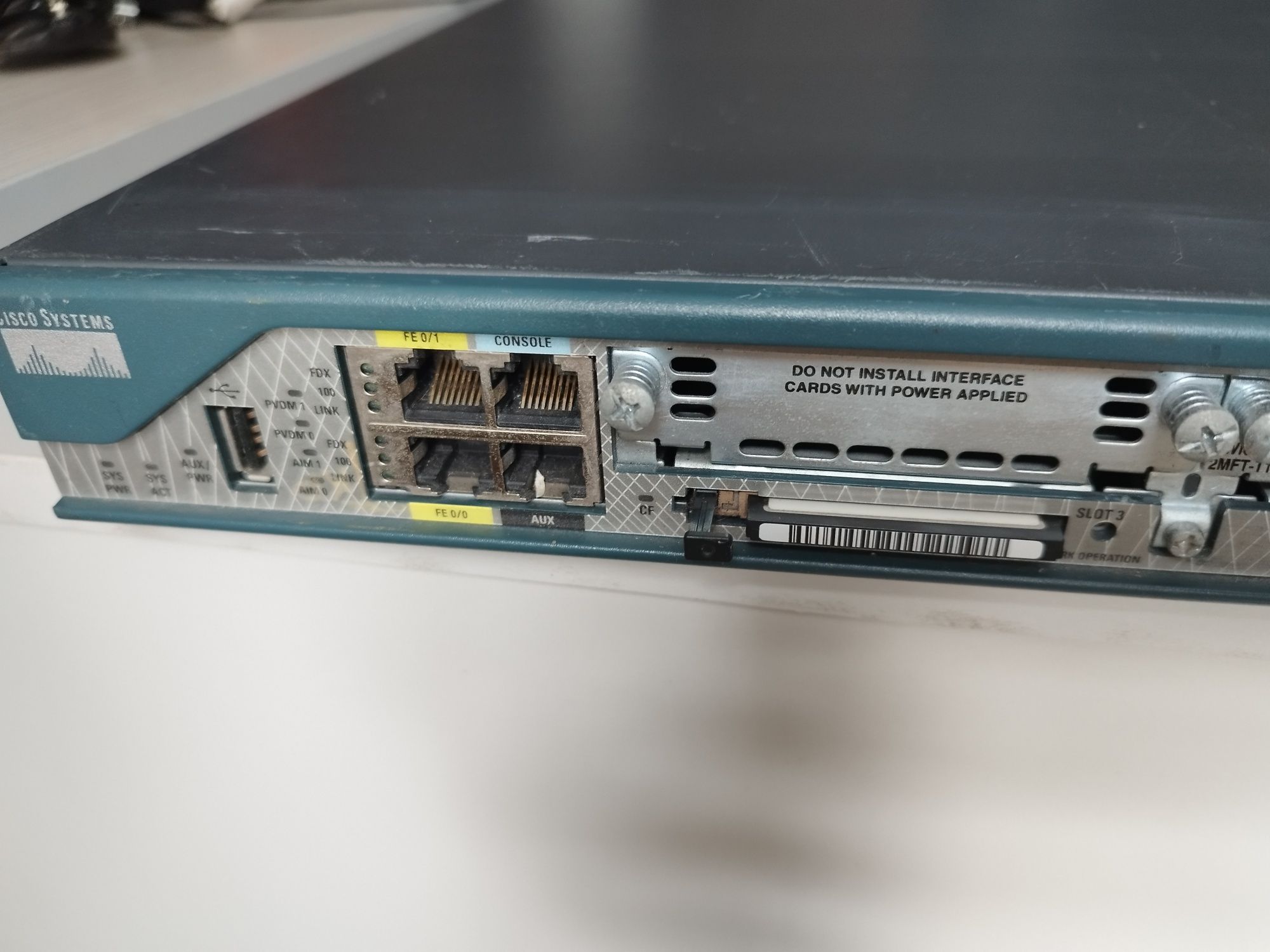 Продам маршрутизаторы CISCO