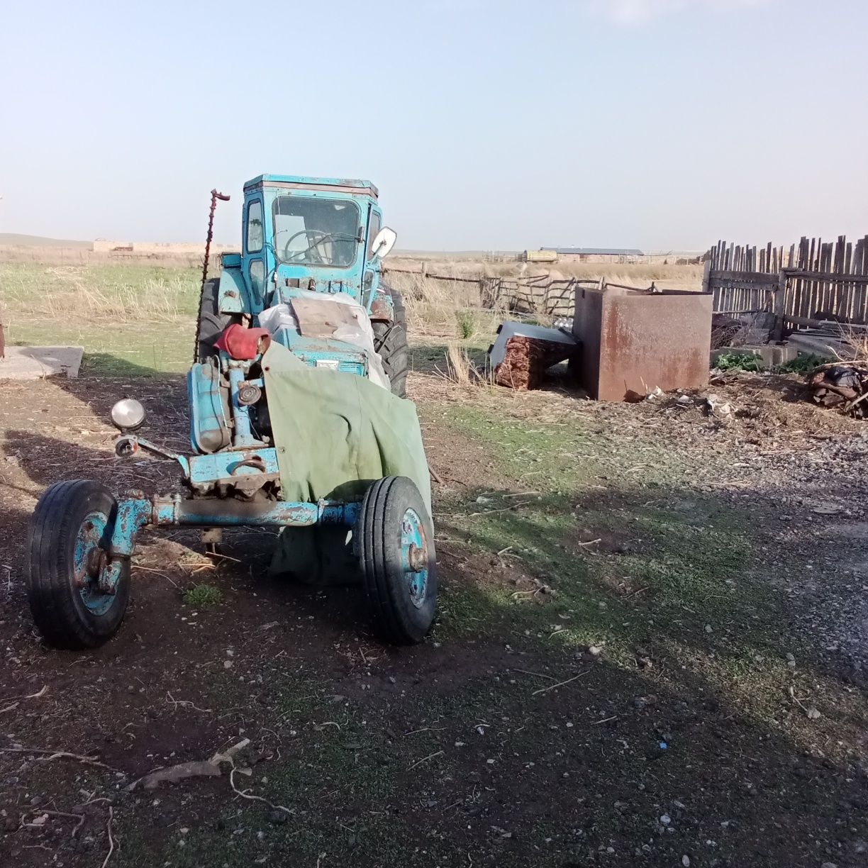 Продам трактор на запчасти