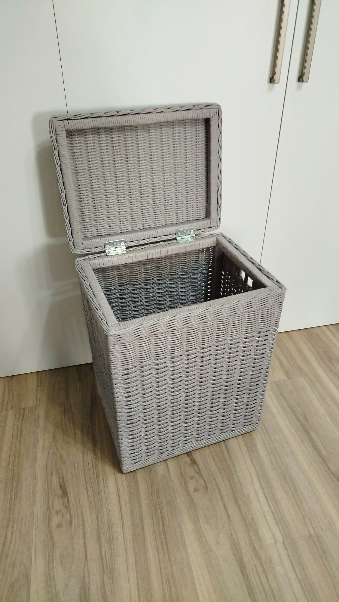 Корзина - тумба на каркасе из дерева . Ручная работа.