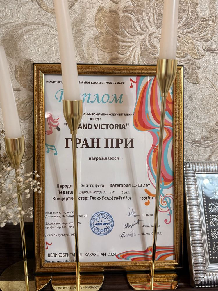 Продам домбру, материал красное дерево, цена 180.000тенге. Торг.