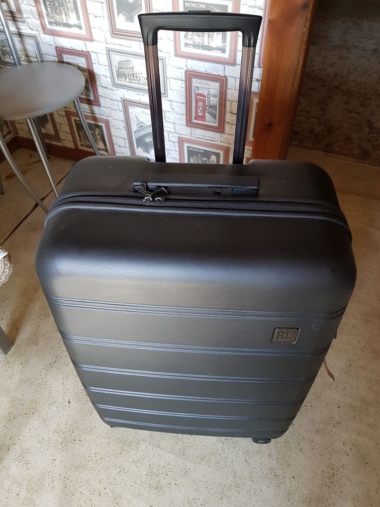 Продам или меняю  чемодан. Куплен в Германии 150евро. Новый.