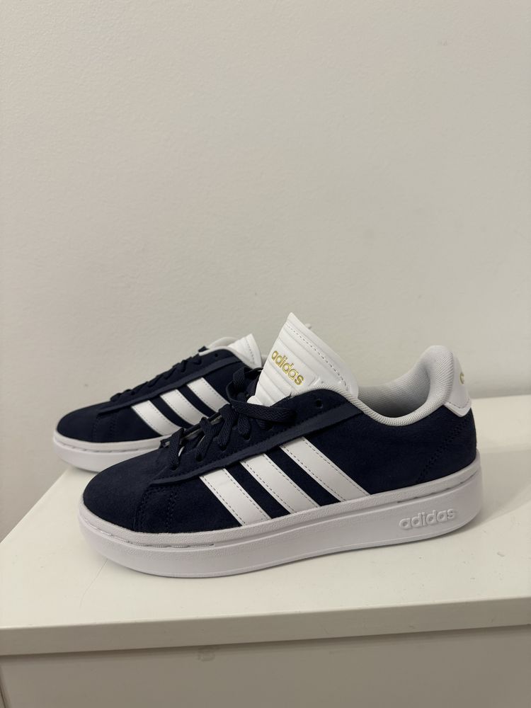 Кроссовки ADIDAS, классика, новые 37 размер , оригинал
