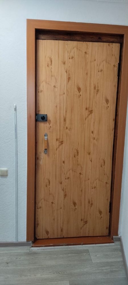 Продается деревянный дверь в хорошем состоянии