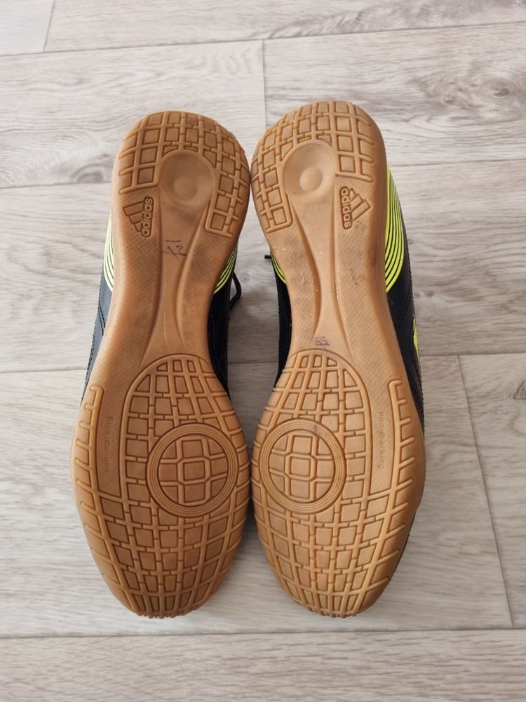 Оригинальная футзалка фирмы Adidas AdiQuestra.