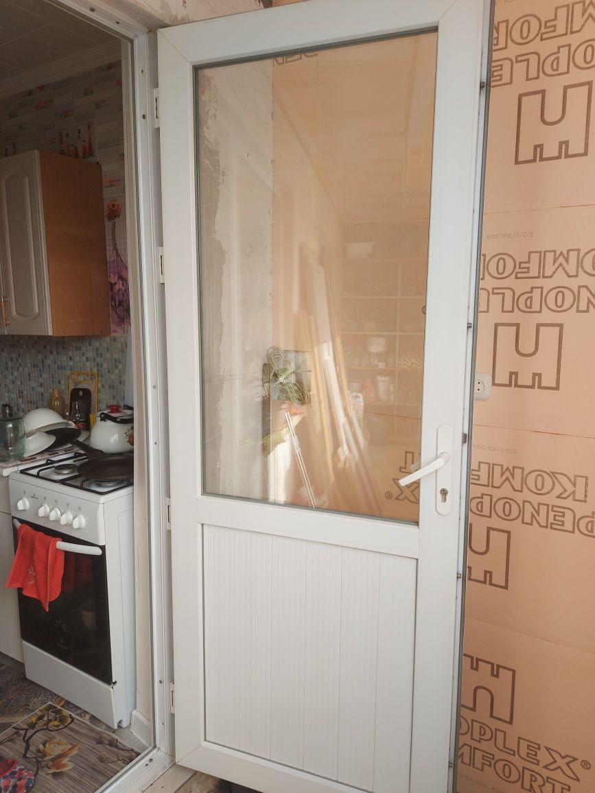 Продам пластиковое окно и дверь