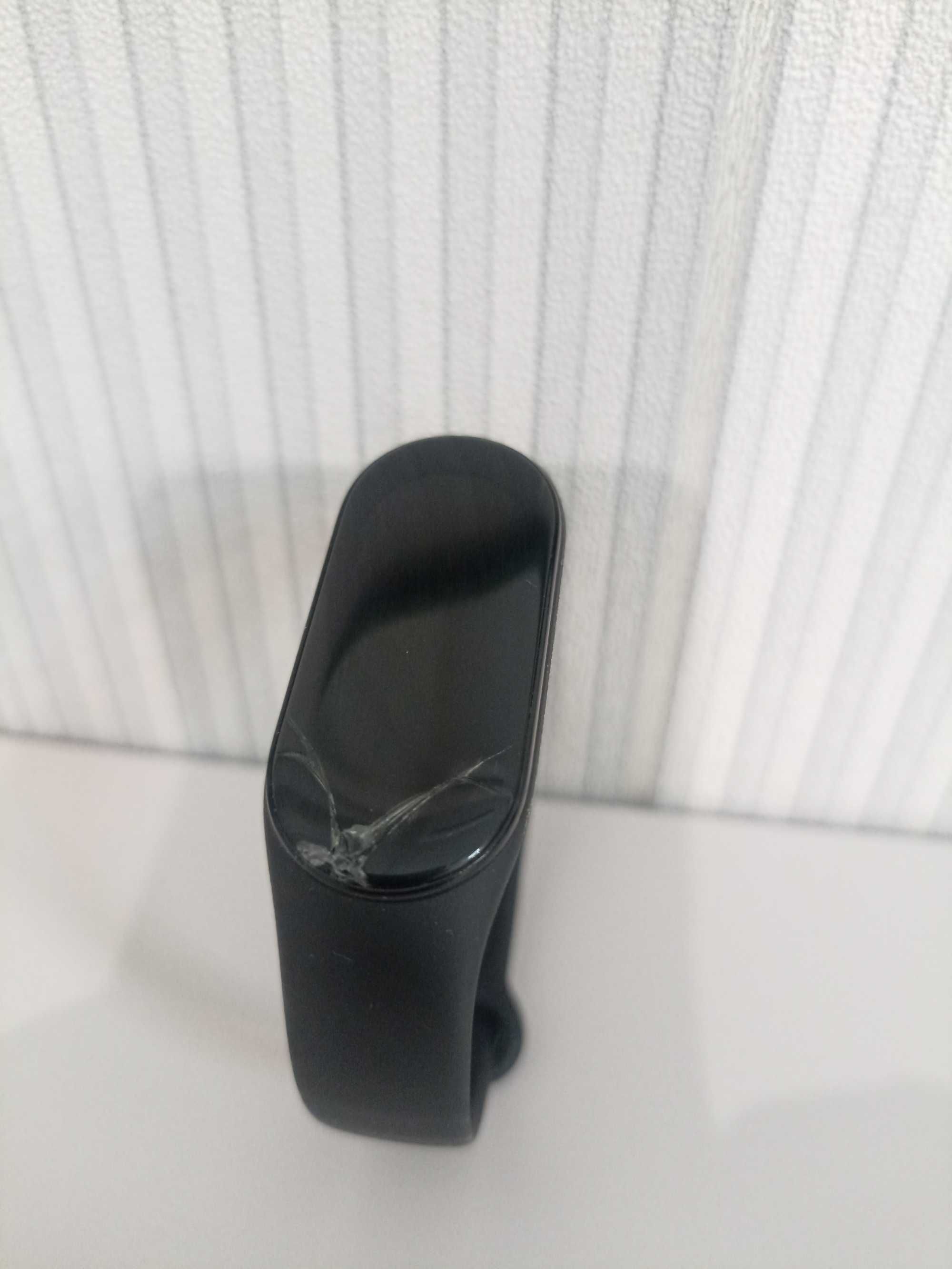 Mi Smart Band 7 с трещиной в экране