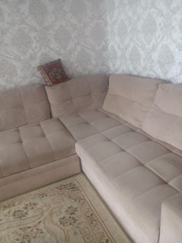 Продам угловой диван размер 4/2 в отличном состоянии 1.5 года производ