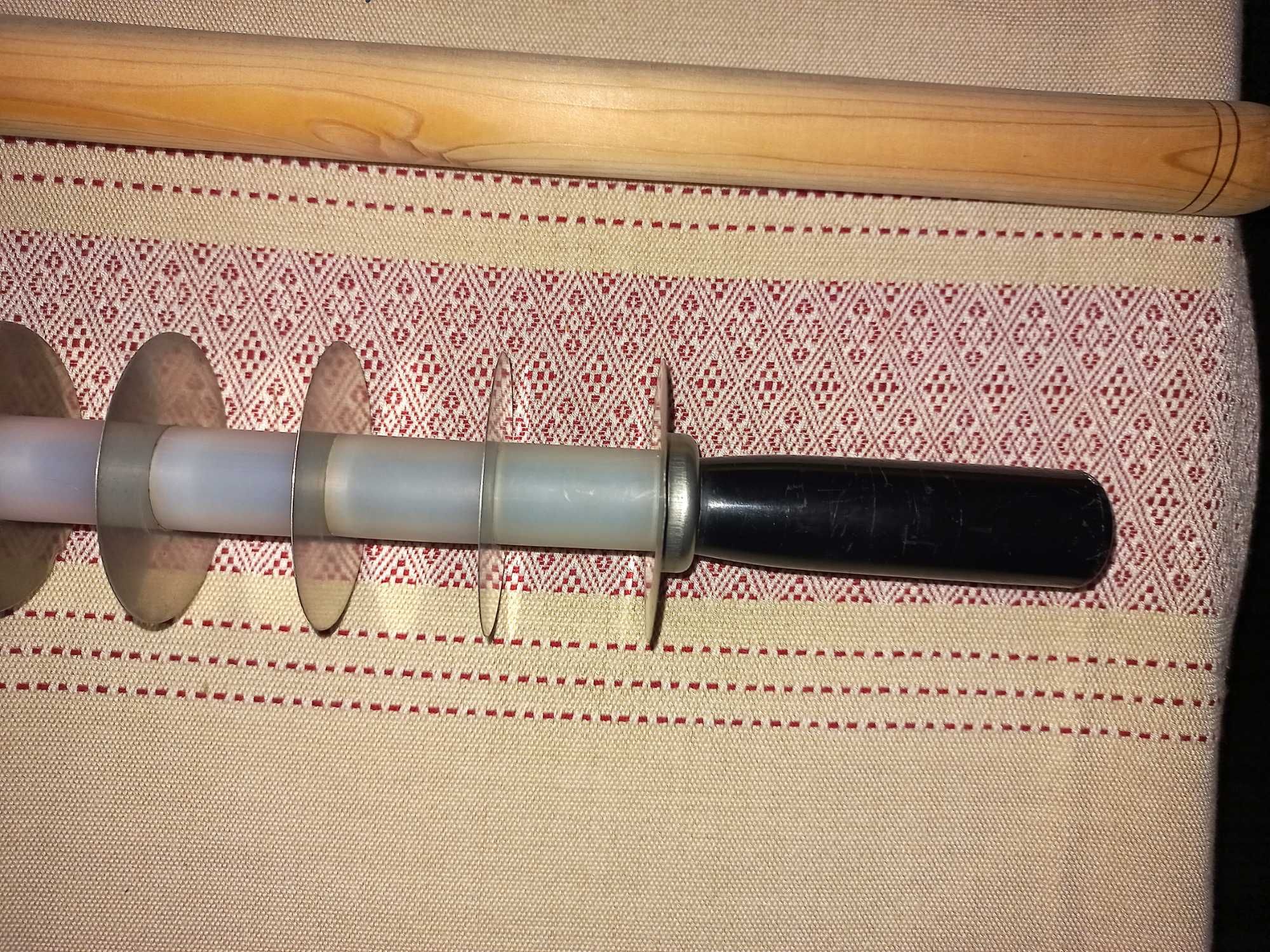 Скалка с ножами и скалка деревянное
