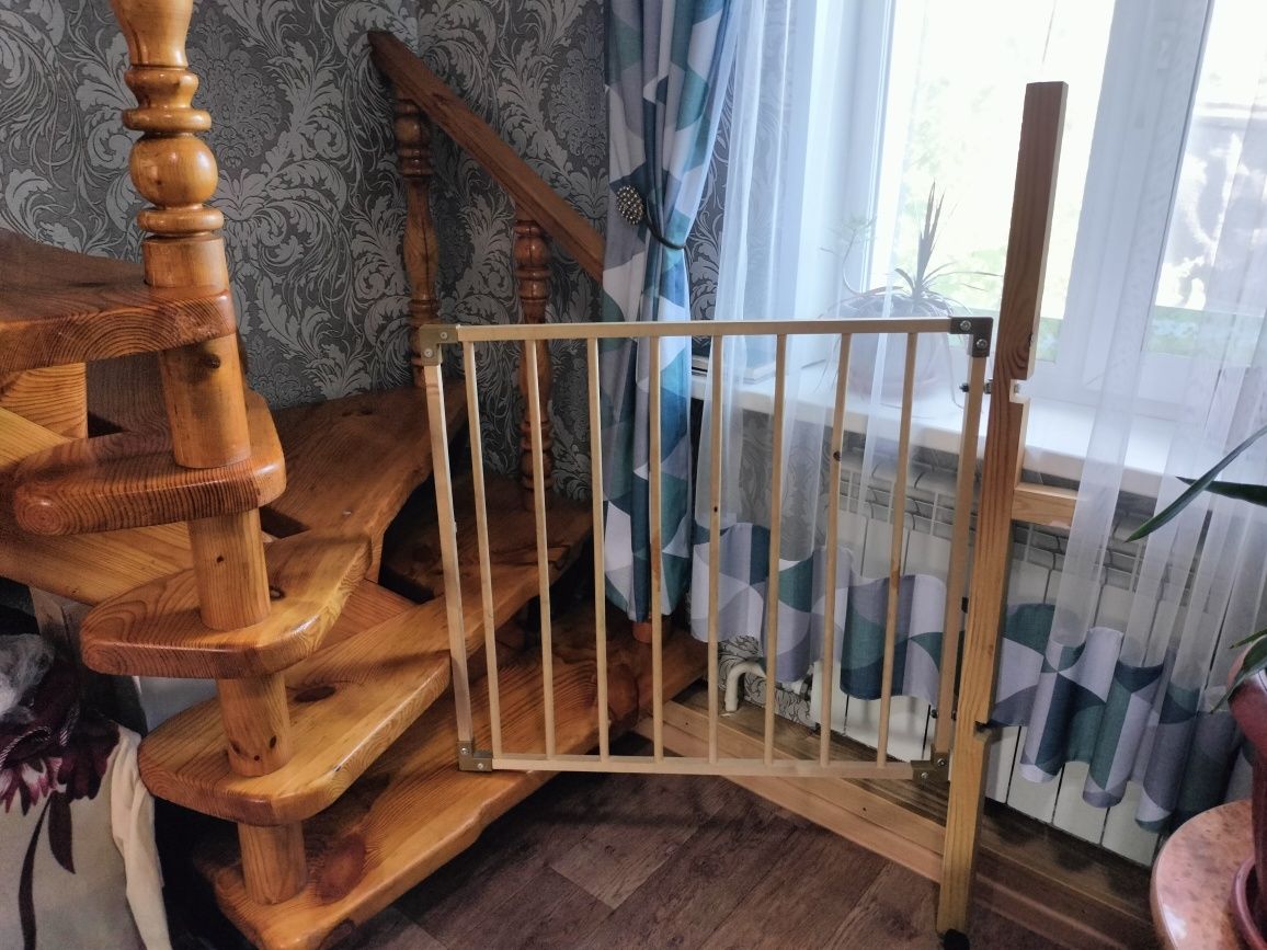 Продам решетку для ограждения лестницы от детей.