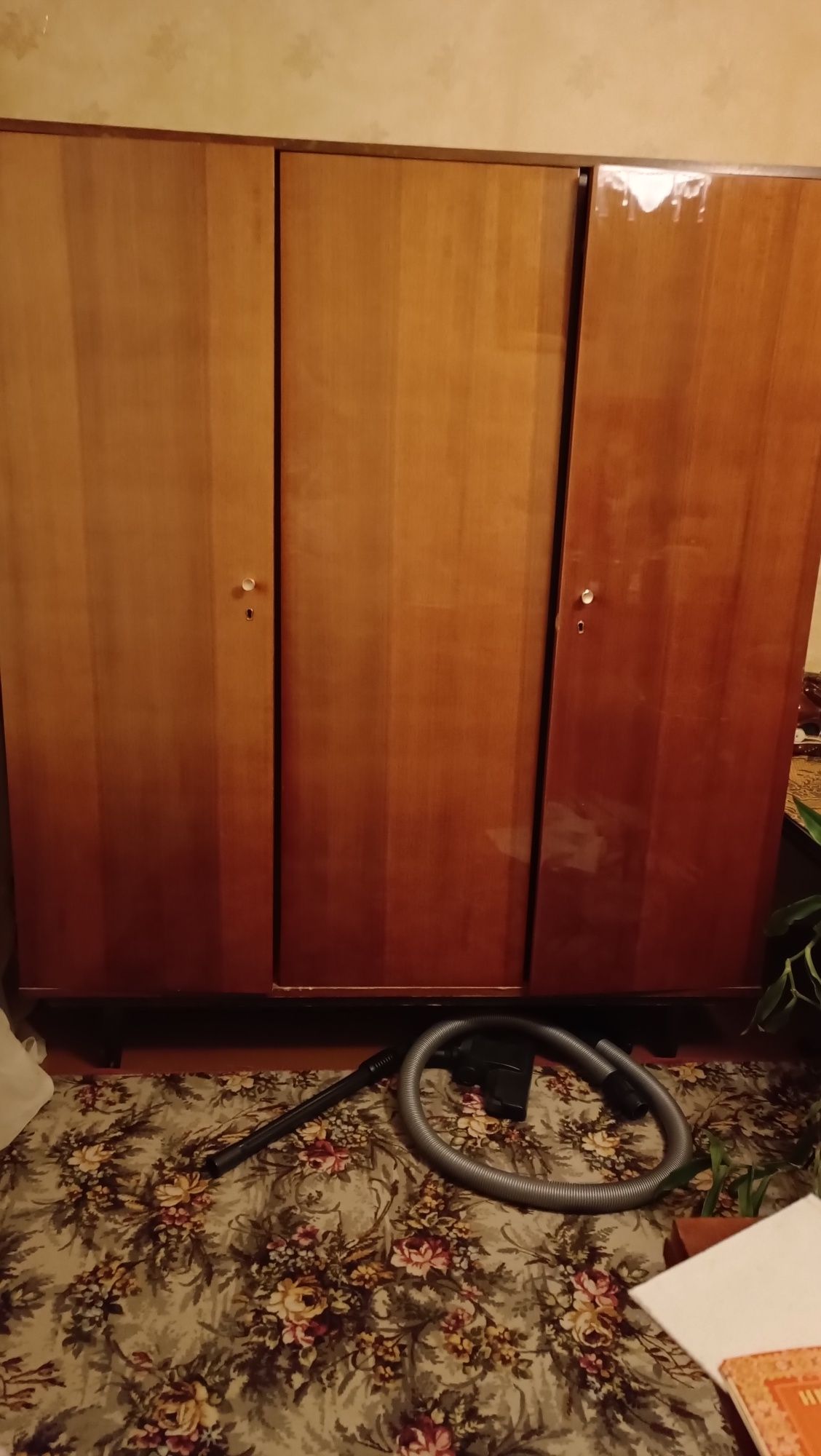 Продам шифоньер советский