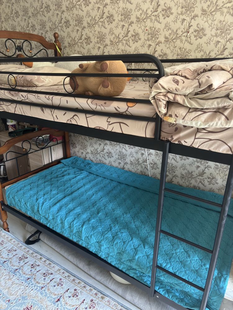 Двухярусная кровать с матрацами