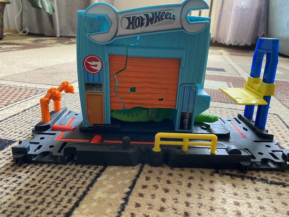 Игровой набор Hot wheels Атака крокодила в гараже.