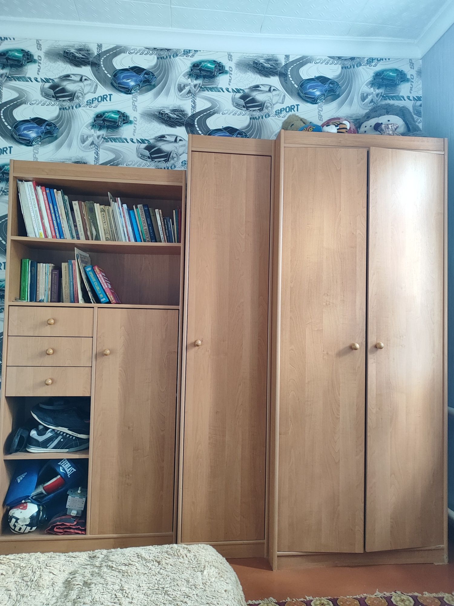 Продам гарнитур (шифоньер, шкаф с полками, шкаф книжный, компьютерный